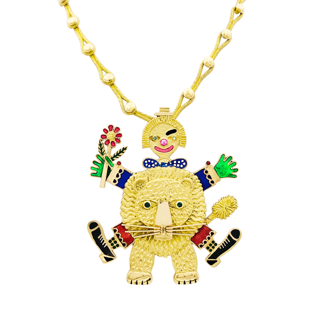 Collier Pendentif HENRI HECHT MAÏK "Le clown et le lion" en or jaune, émail, rubis et émeraudes - Castafiore