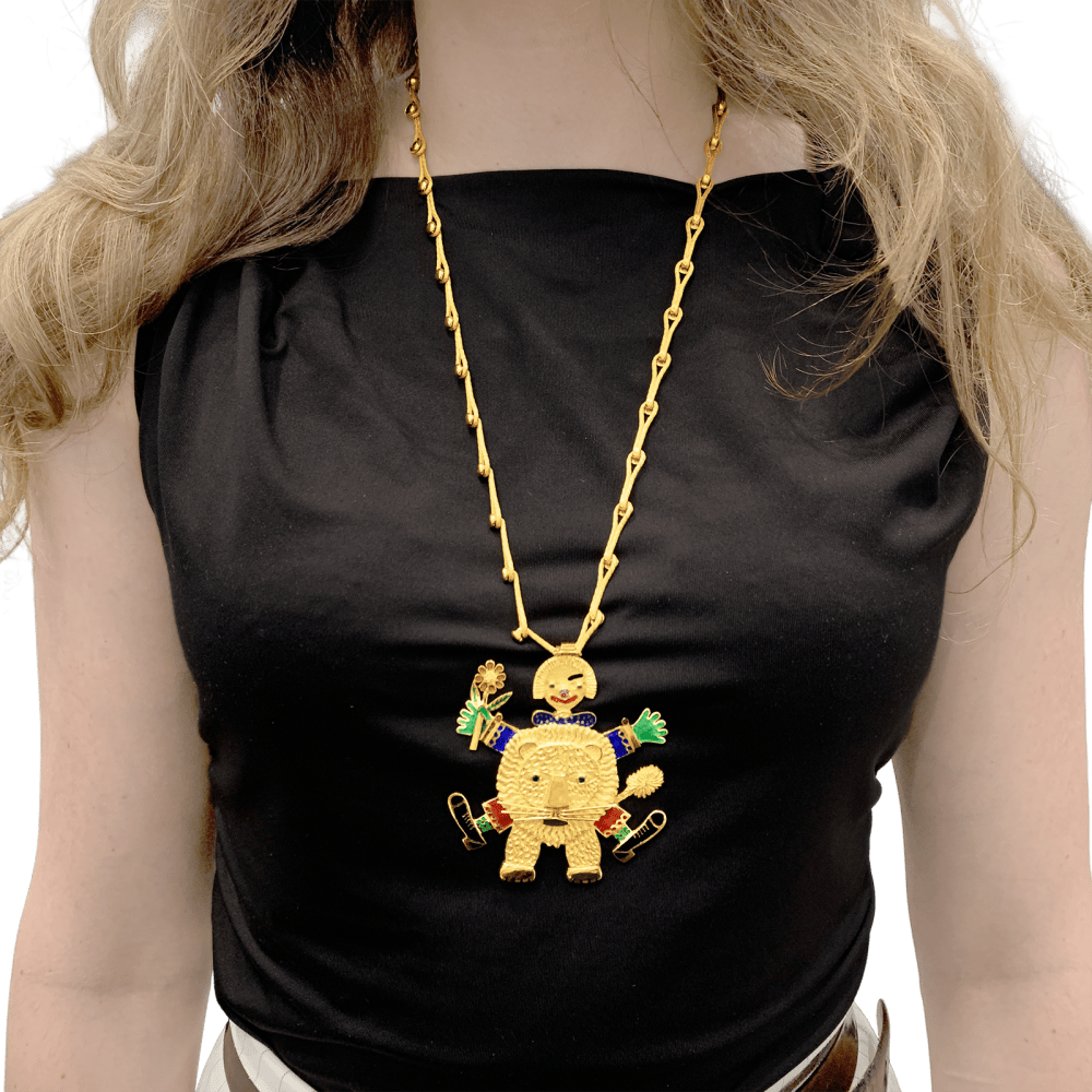 Collier Pendentif HENRI HECHT MAÏK "Le clown et le lion" en or jaune, émail, rubis et émeraudes - Castafiore