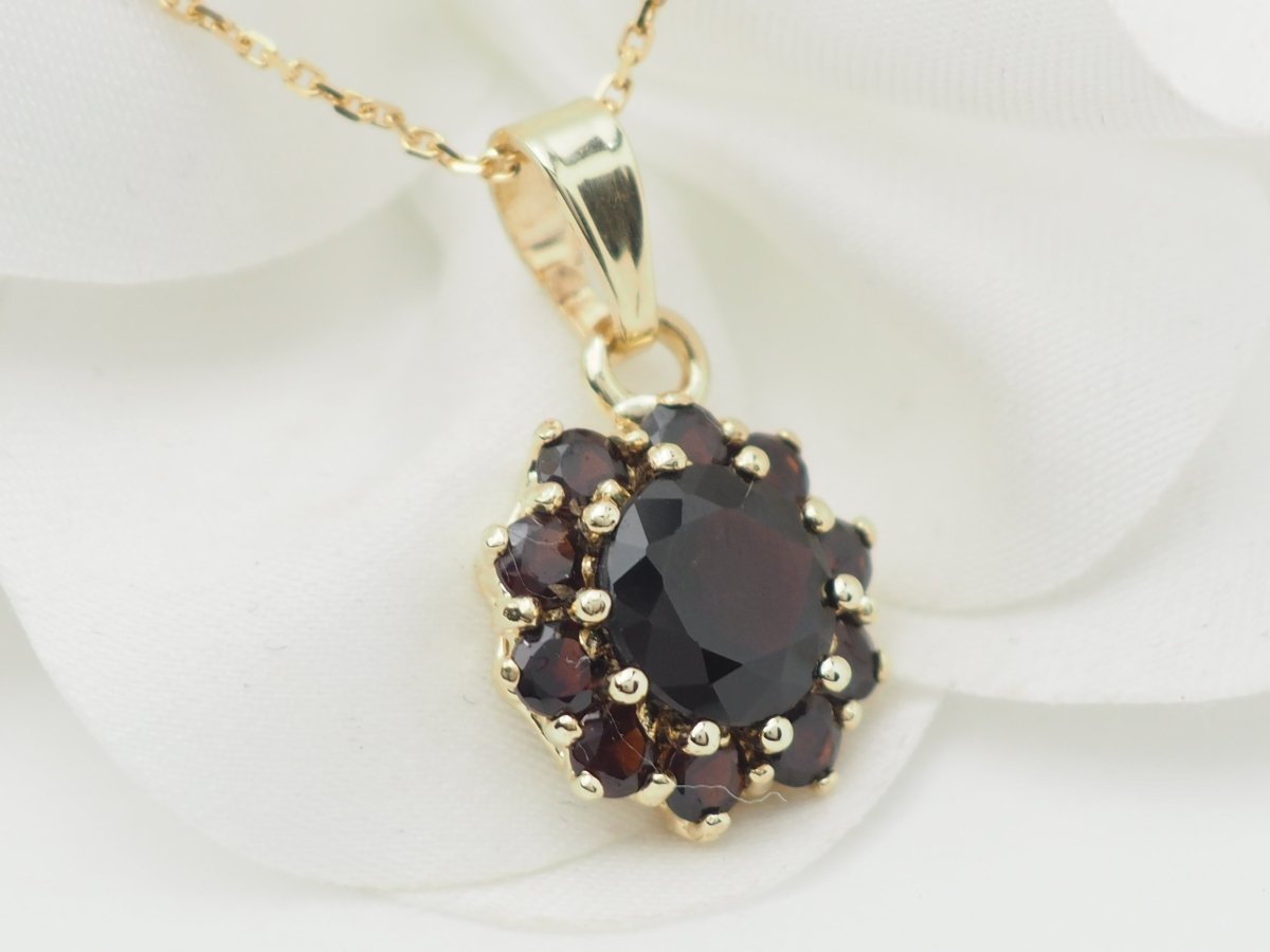 Collier pendentif marguerite en or jaune et grenats - Castafiore