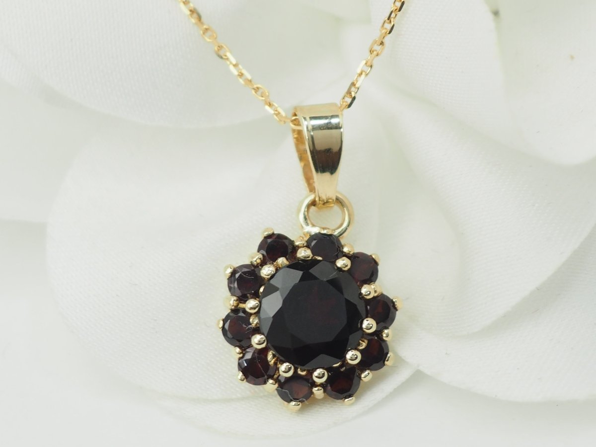Collier pendentif marguerite en or jaune et grenats - Castafiore