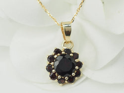 Collier pendentif marguerite en or jaune et grenats - Castafiore