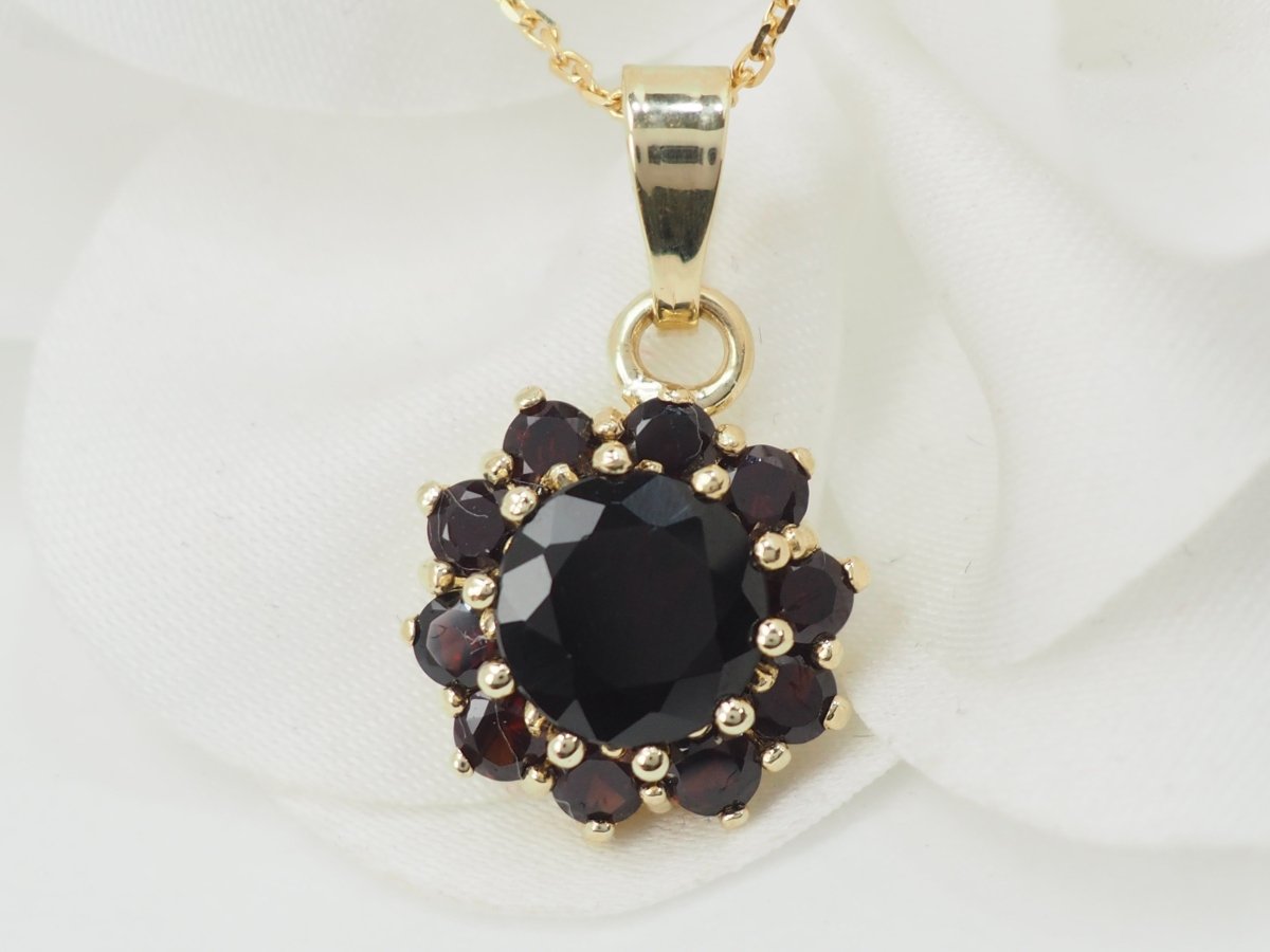 Collier pendentif marguerite en or jaune et grenats - Castafiore