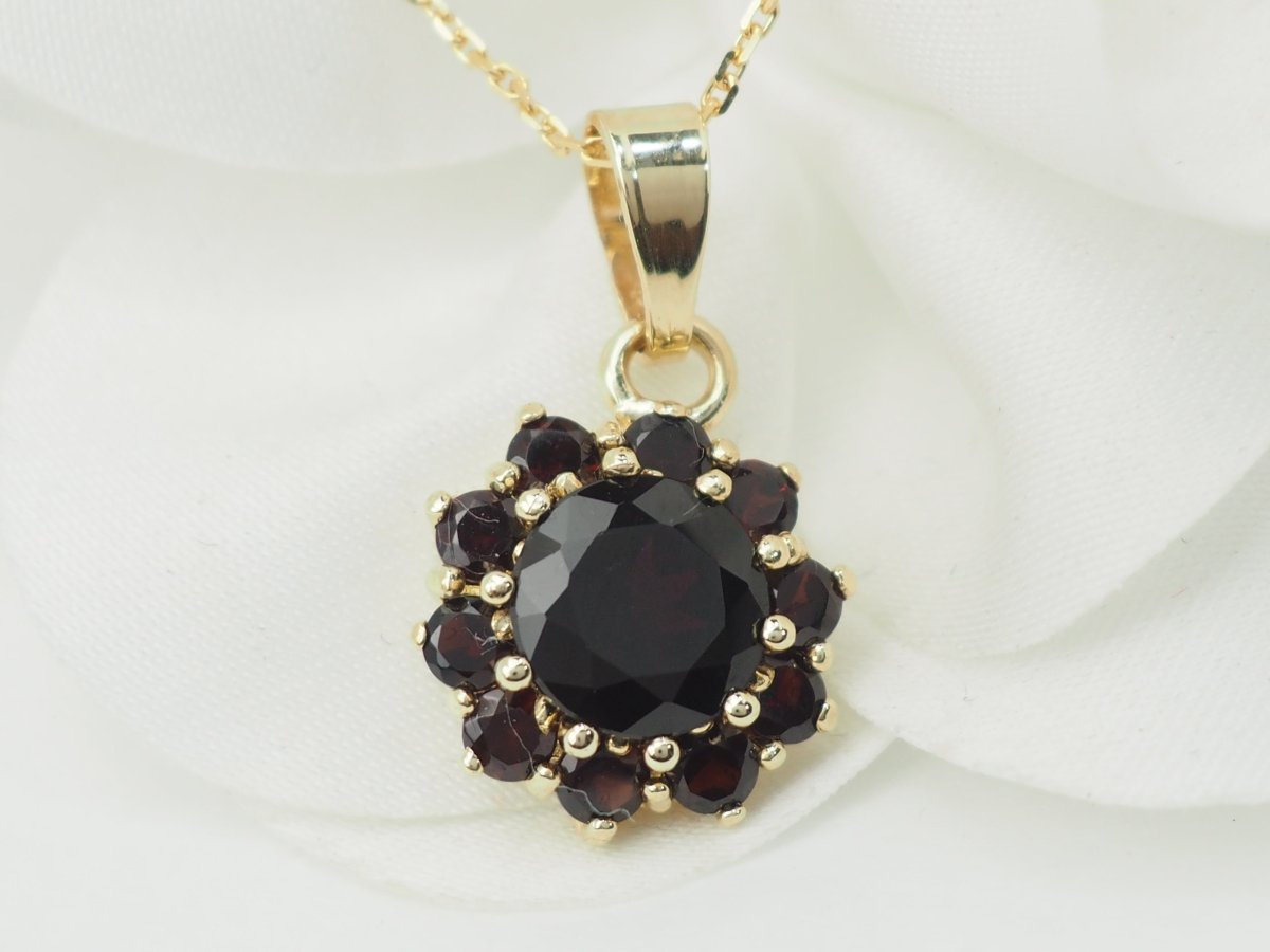 Collier pendentif marguerite en or jaune et grenats - Castafiore