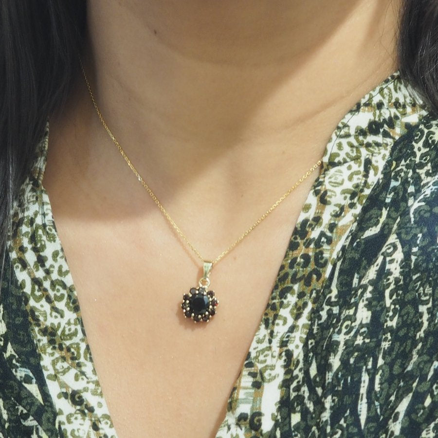 Collier pendentif marguerite en or jaune et grenats - Castafiore