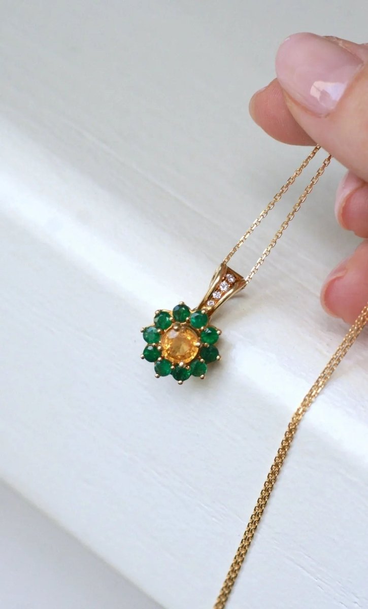 Collier Pendentif Marguerite Saphir Jaune et Emeraudes - Castafiore