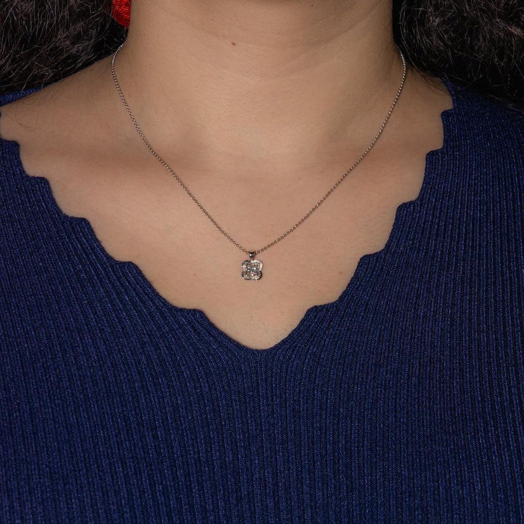 Collier Pendentif MAUBOUSSIN "Chance of Love" en or blanc et diamants - Castafiore