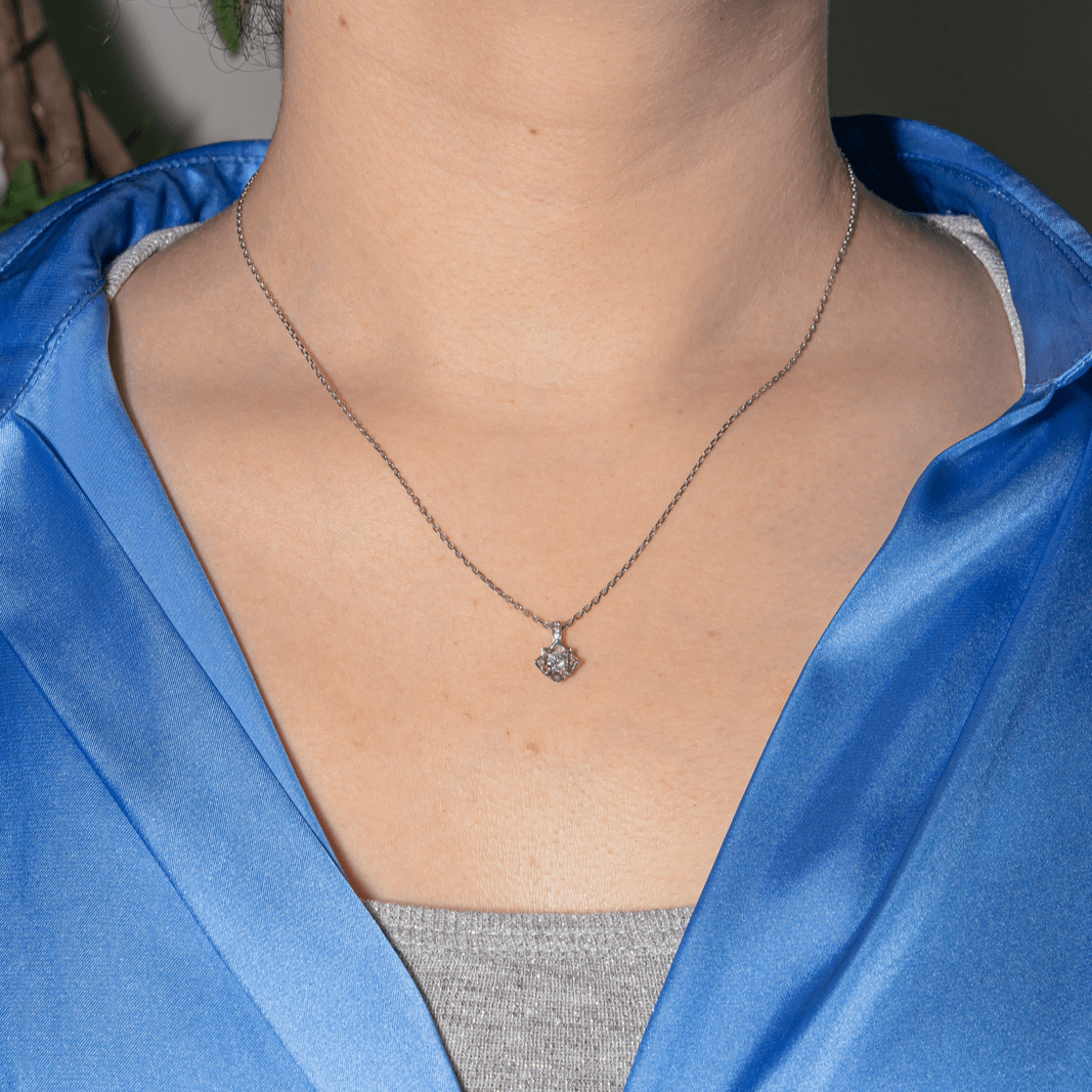 Collier Pendentif MAUBOUSSIN "Ma Reine d'Amour N°2" en or blanc et diamants - Castafiore