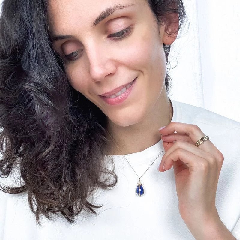Collier Pendentif TIFFANY & CO. par JEAN SCHLUMBERGER Oeuf en or jaune et lapis lazuli - Castafiore