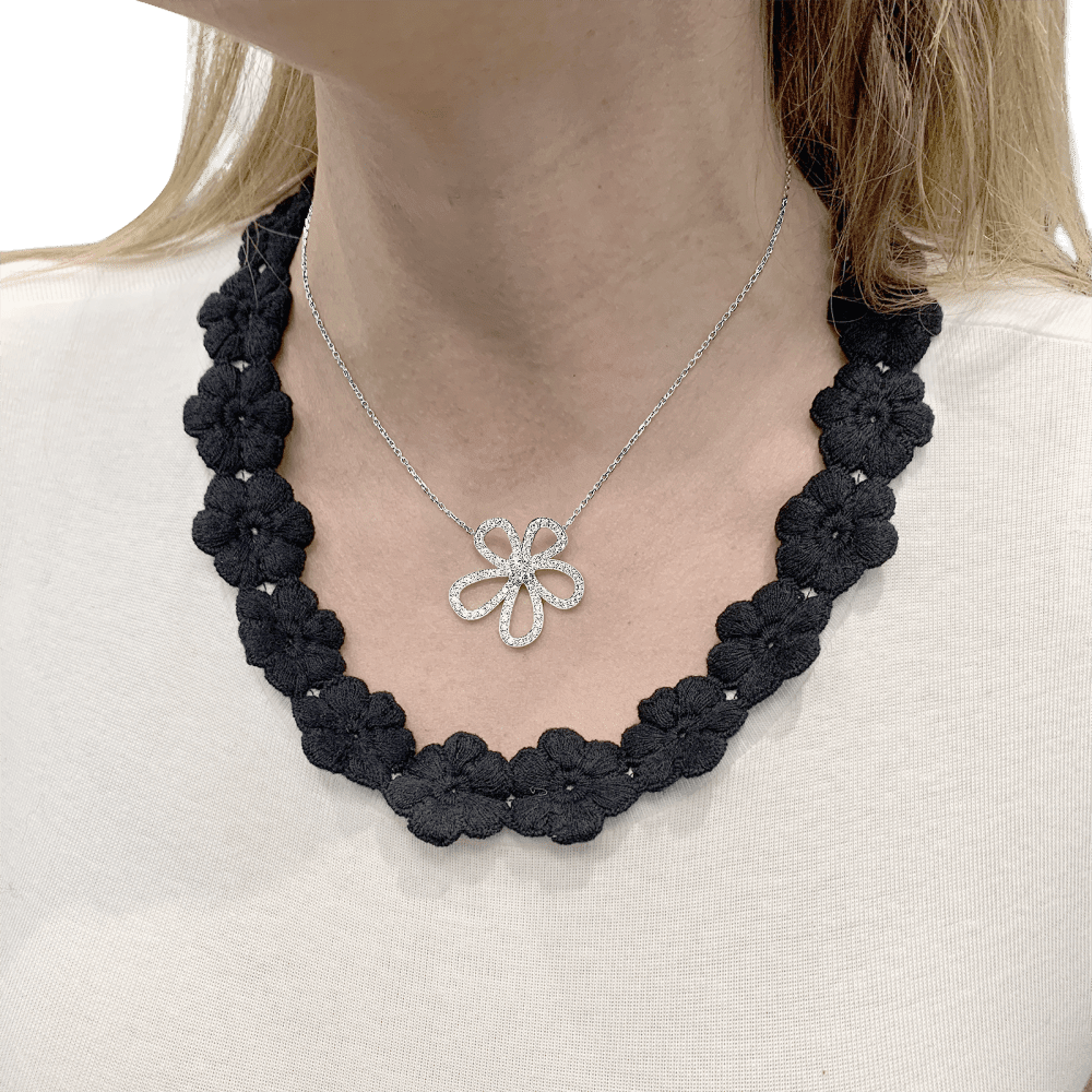 Collier Pendentif VAN CLEEF & APRLES "Flowerlace" en or blanc et diamants - Castafiore
