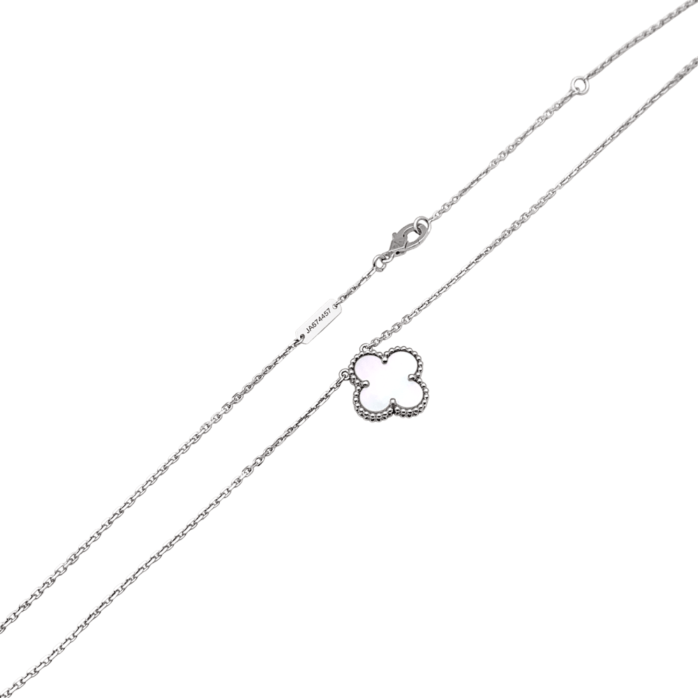 Collier Pendentif VAN CLEEF & ARPELS "Alhambra" en or blanc et nacre - Castafiore