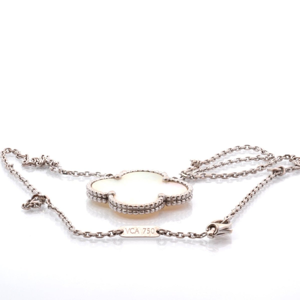 Collier Pendentif VAN CLEEF & ARPELS "Alhambra" en or jaune et nacre - Castafiore