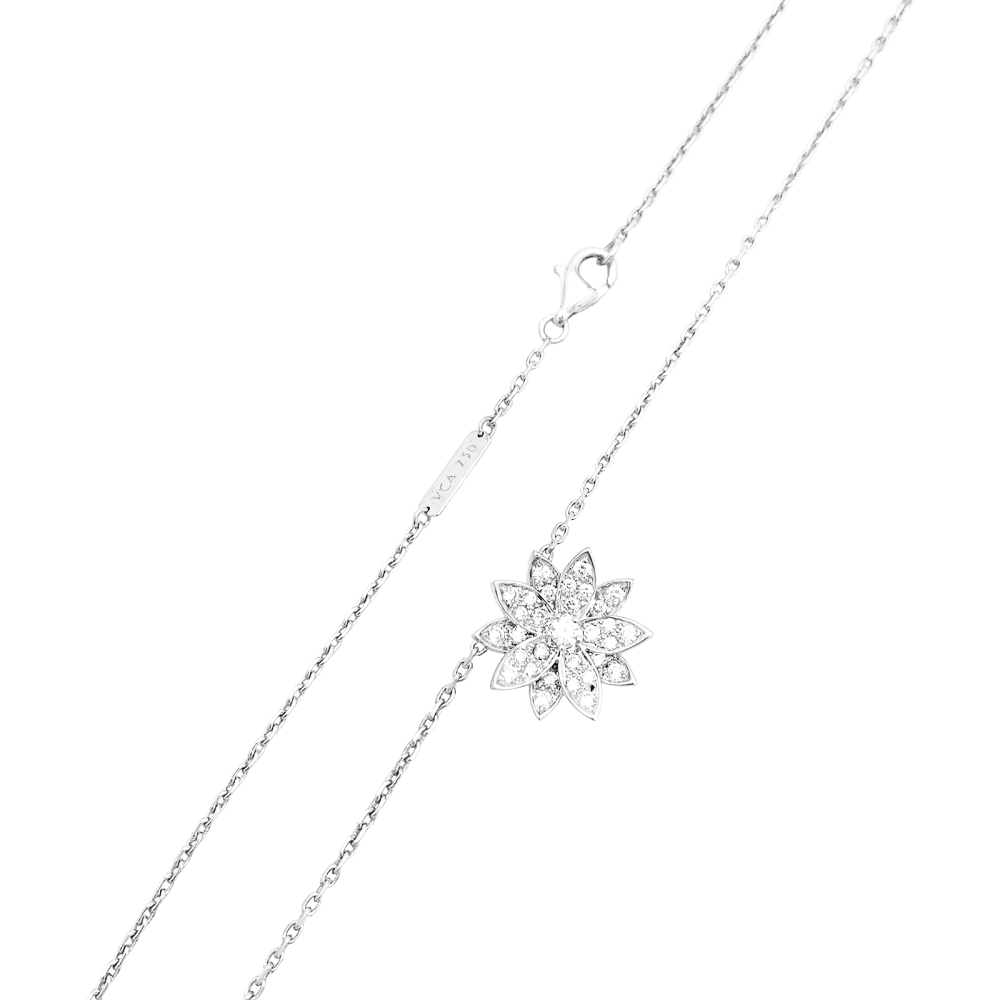 Collier Pendentif VAN CLEEF & ARPELS. "Lotus" en or blanc et diamants - Castafiore