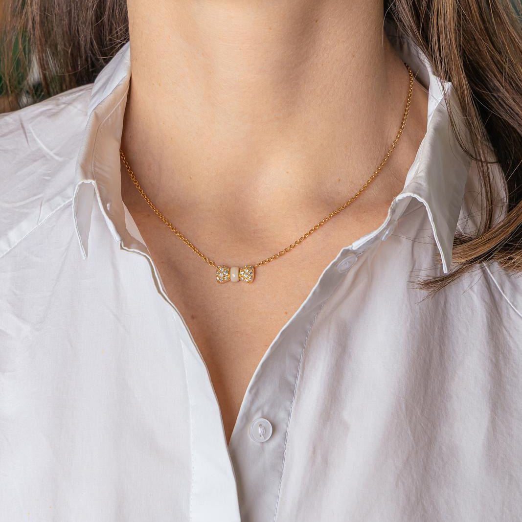Collier Pendentif VAN CLEEF & ARPELS "Noeud" en or jaune, corail et diamants - Castafiore