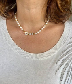 Collier perles Akoya et boule d'or fermoir menottes de la maison Dinh Van - Castafiore