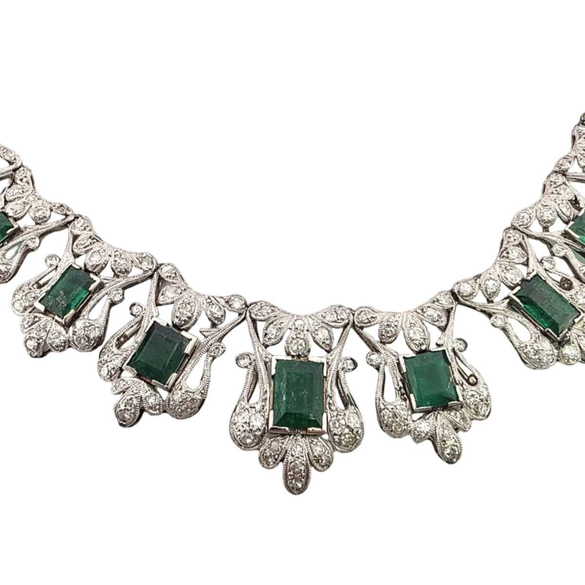 Collier Plastron en platine, émeraudes et diamants - Castafiore