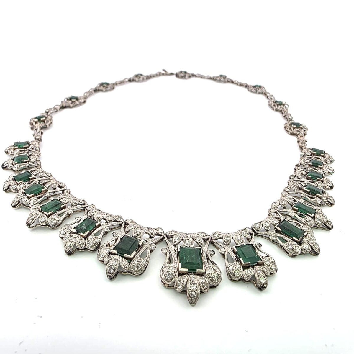 Collier Plastron en platine, émeraudes et diamants - Castafiore