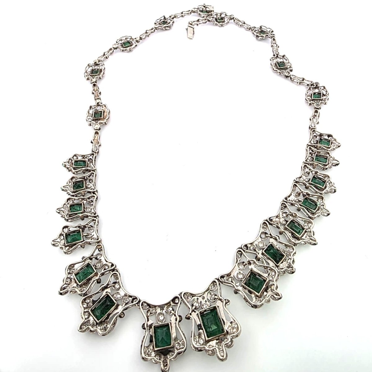 Collier Plastron en platine, émeraudes et diamants - Castafiore