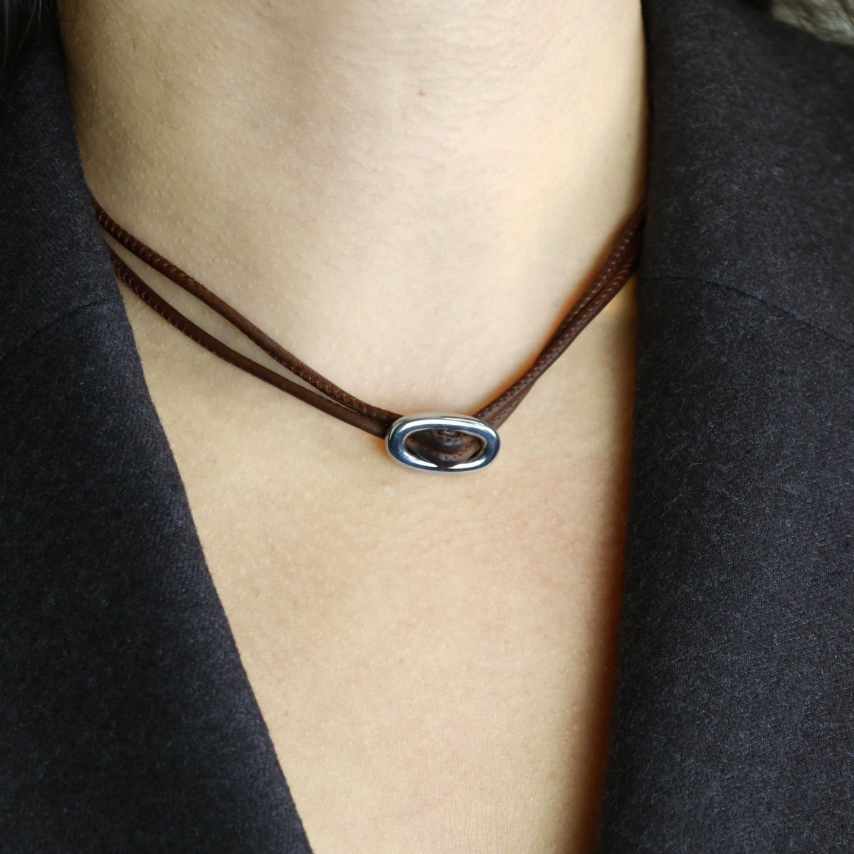 Collier Ras de Cou HERMÈS "Glenan" en argent et cuir marron - Castafiore
