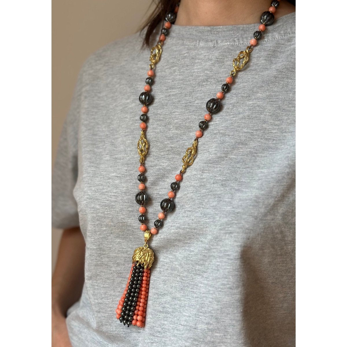 Collier sautoir CHAUMET "Pompon" en or jaune, corail et hématite - Castafiore