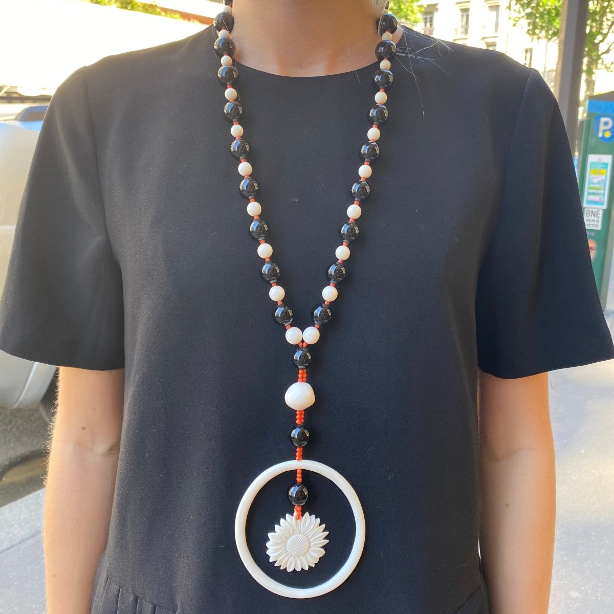 Collier Sautoir en ivoire, onyx et corail - Castafiore