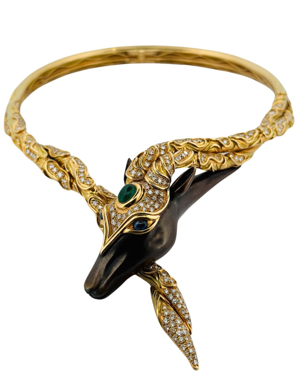 Collier Torque CHAUMET "Filly Princess" en or jaune, bronze, émeraude, saphirs et diamants - Castafiore