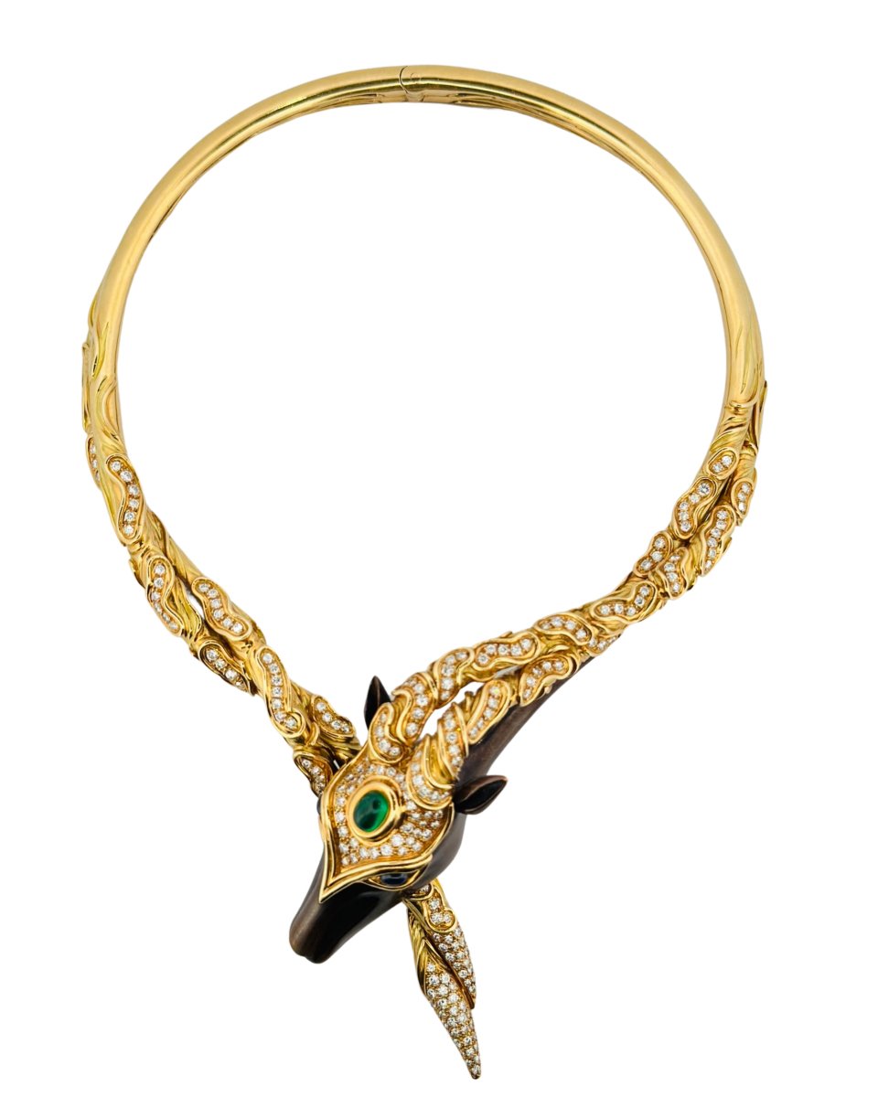 Collier Torque CHAUMET "Filly Princess" en or jaune, bronze, émeraude, saphirs et diamants - Castafiore