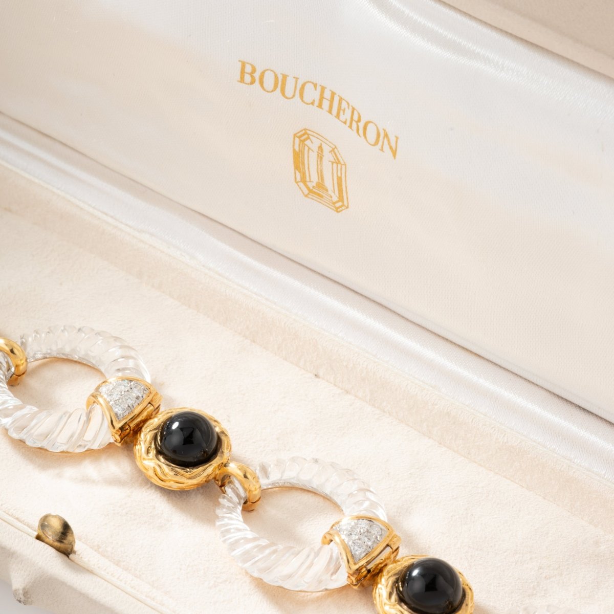 Collier transformable BOUCHERON en or jaune, onyx, cristal de roche et diamants - Castafiore