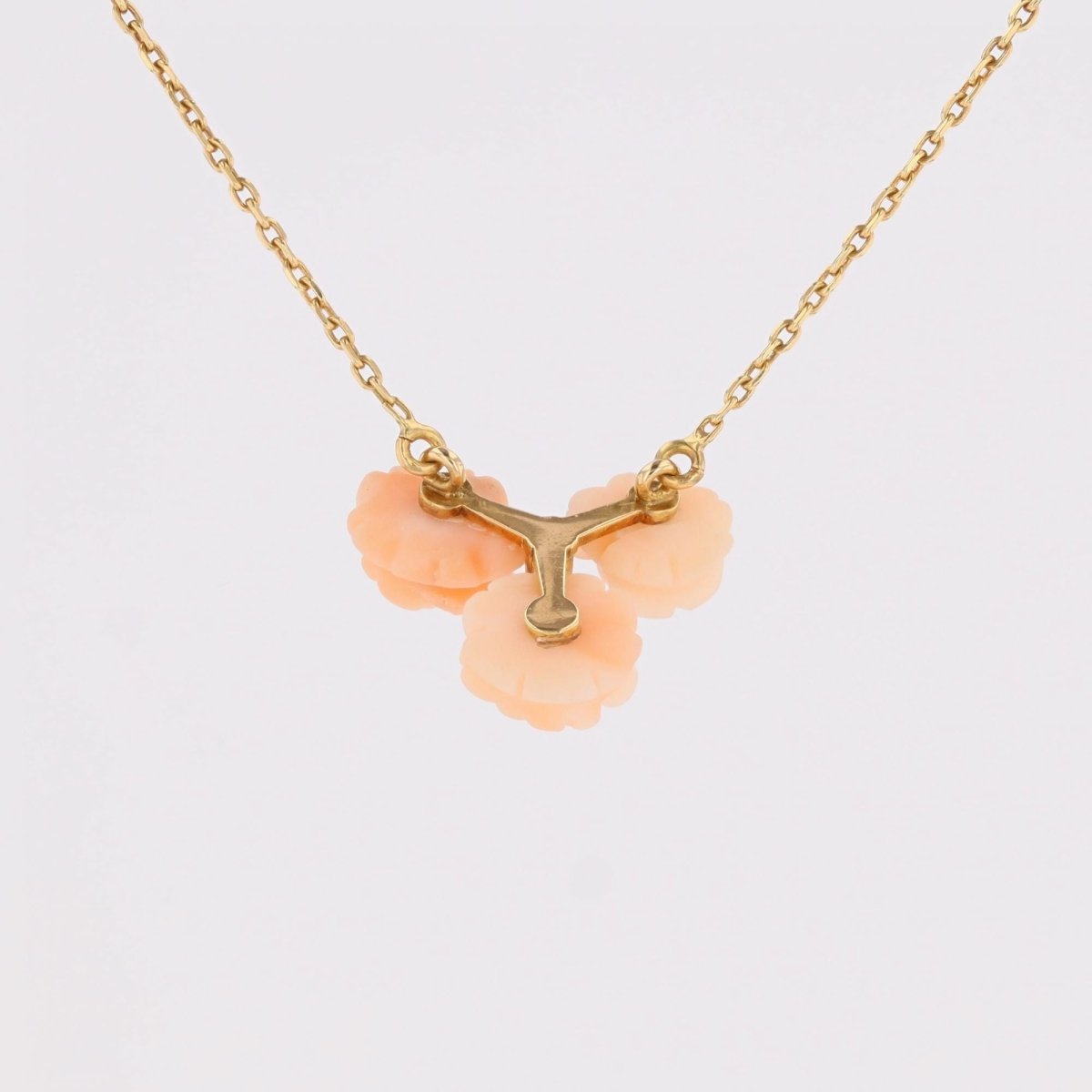 Collier trio de roses en or jaune et corail peau d'ange et diamant - Castafiore
