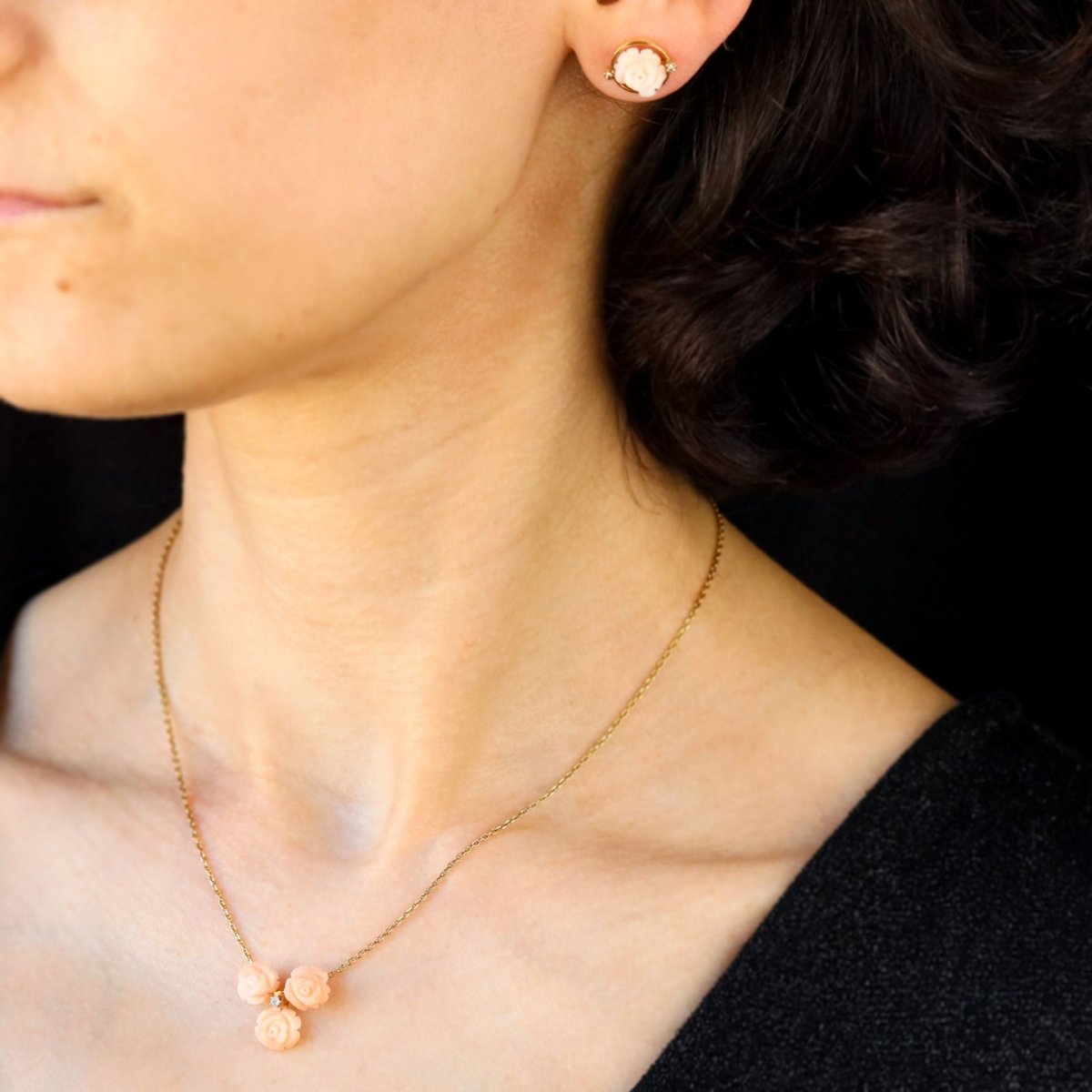 Collier trio de roses en or jaune et corail peau d'ange et diamant - Castafiore