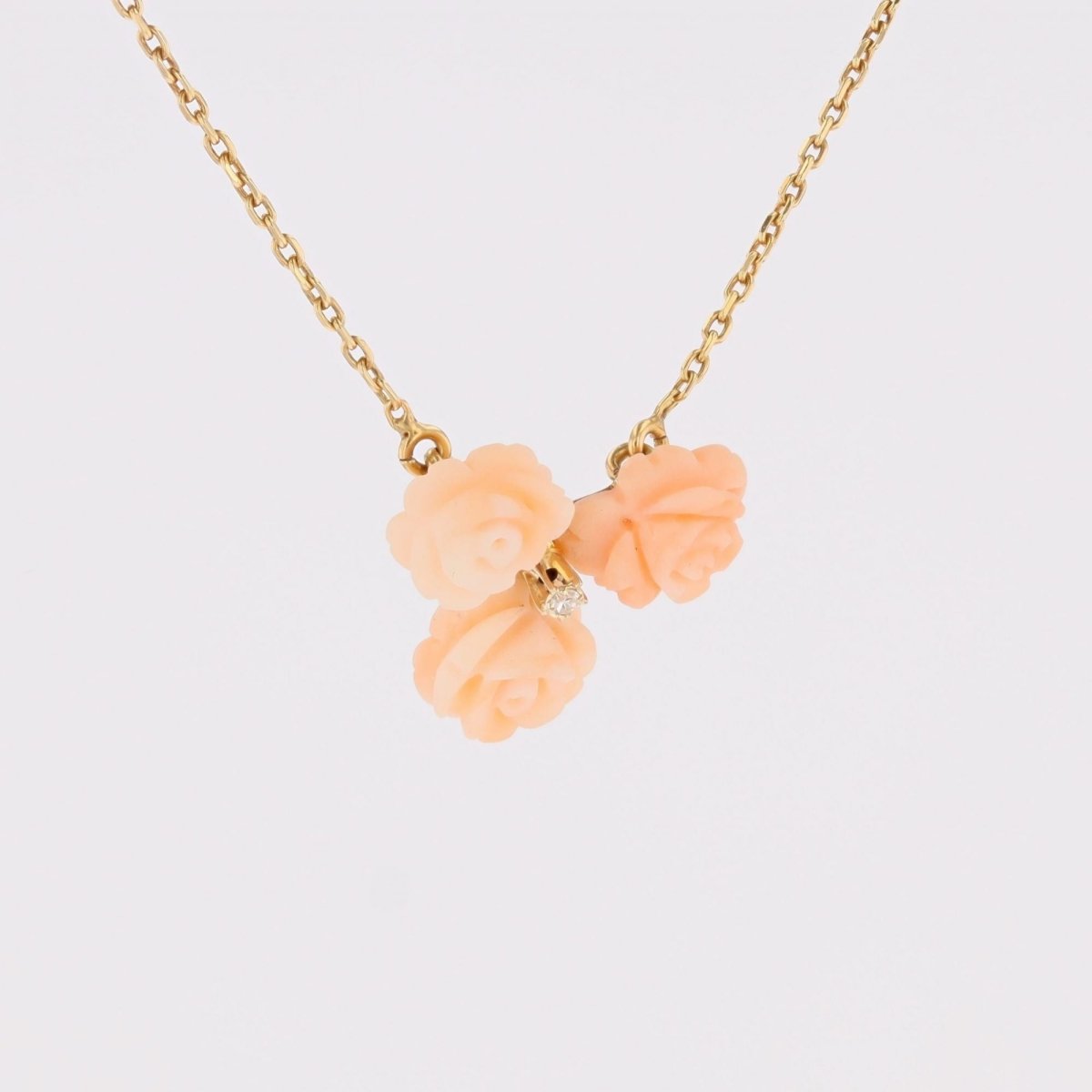 Collier trio de roses en or jaune et corail peau d'ange et diamant - Castafiore