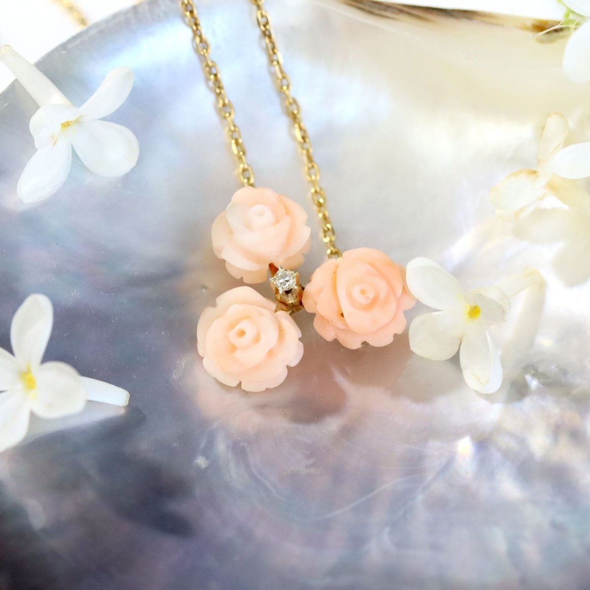 Collier trio de roses en or jaune et corail peau d'ange et diamant - Castafiore