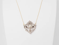 Collier volutes en or jaune et argent, grenat diamants et perle - Castafiore