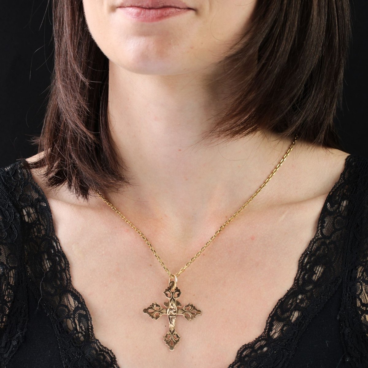 Croix ancienne en or rose - Castafiore