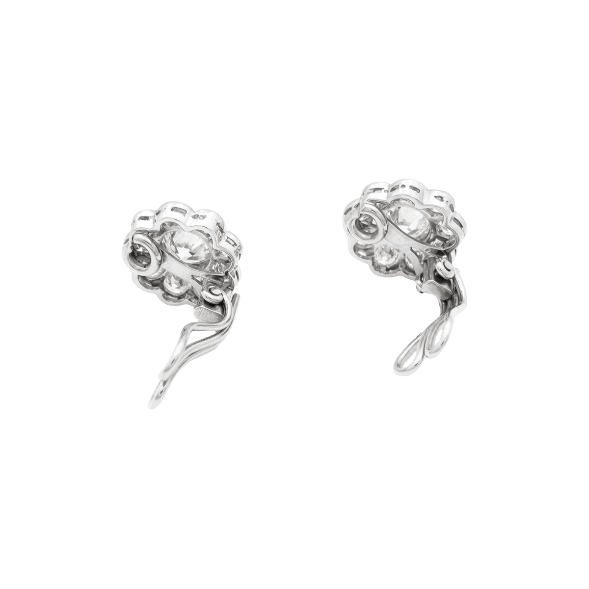 Boucles d'oreilles en or blanc, platine et diamants.