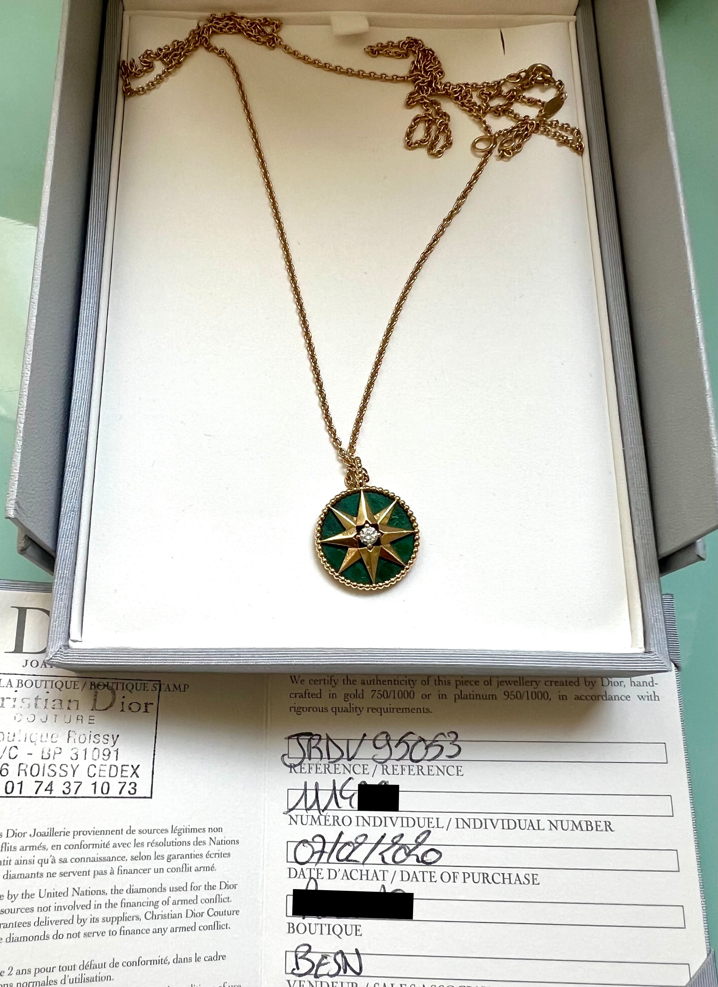 Collier Pendentif DIOR "Rose des Vents" MM en or jaune, malachite et diamant