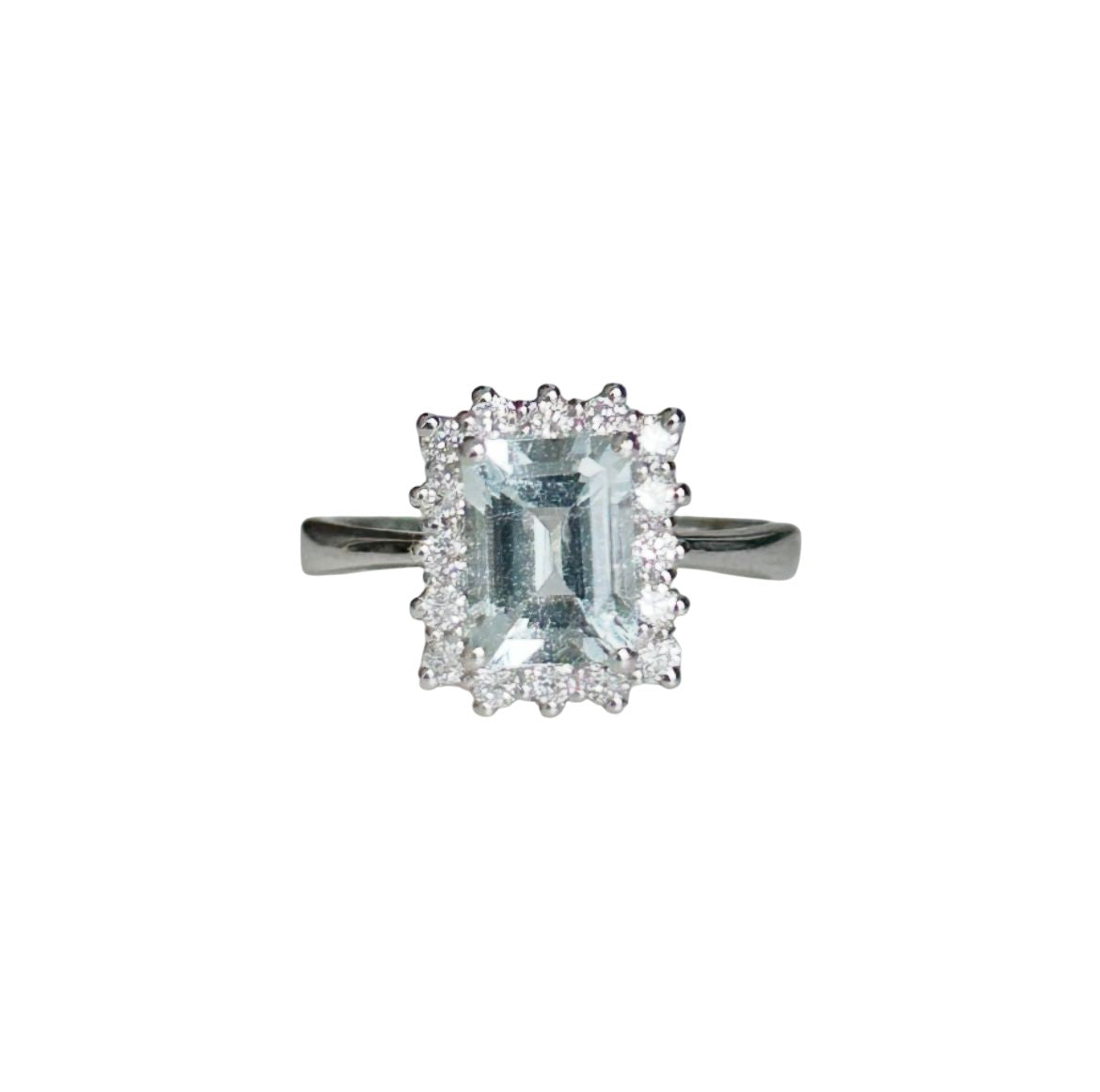Bague Entourage en or blanc, aigue-marine et diamants