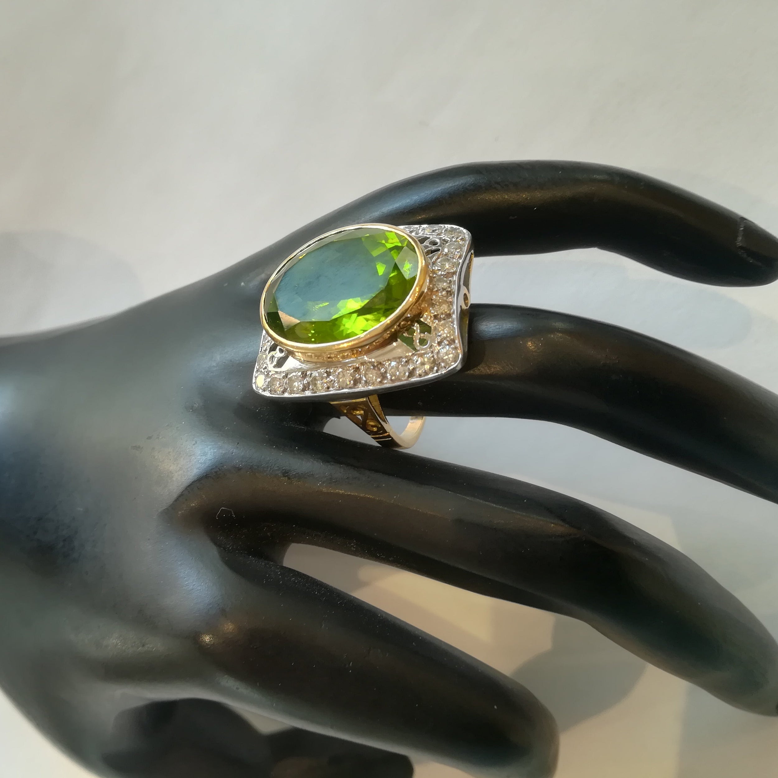Bague Entourage en or blanc, or jaune, péridot et diamants