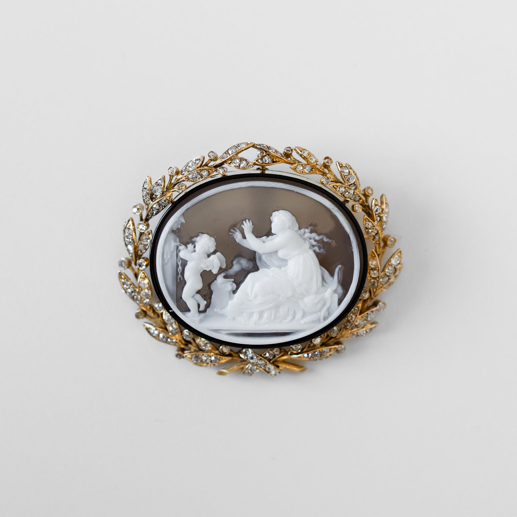 Broche Camée en or jaune et agate