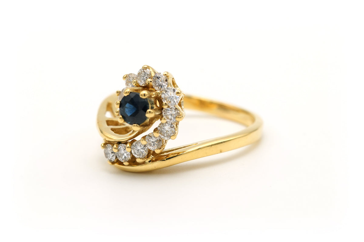Bague Entourage en or jaune, saphir et diamants