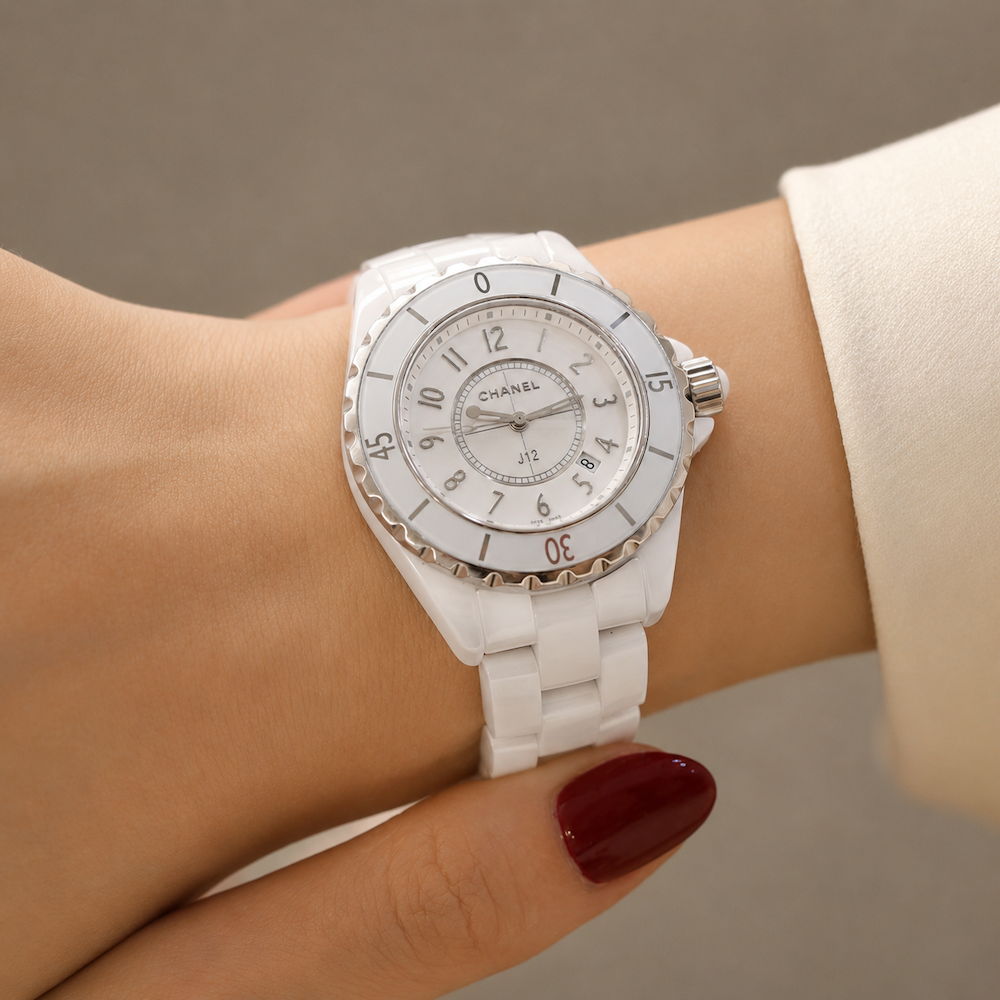 Montre CHANEL "J12" en céramique et quartz
