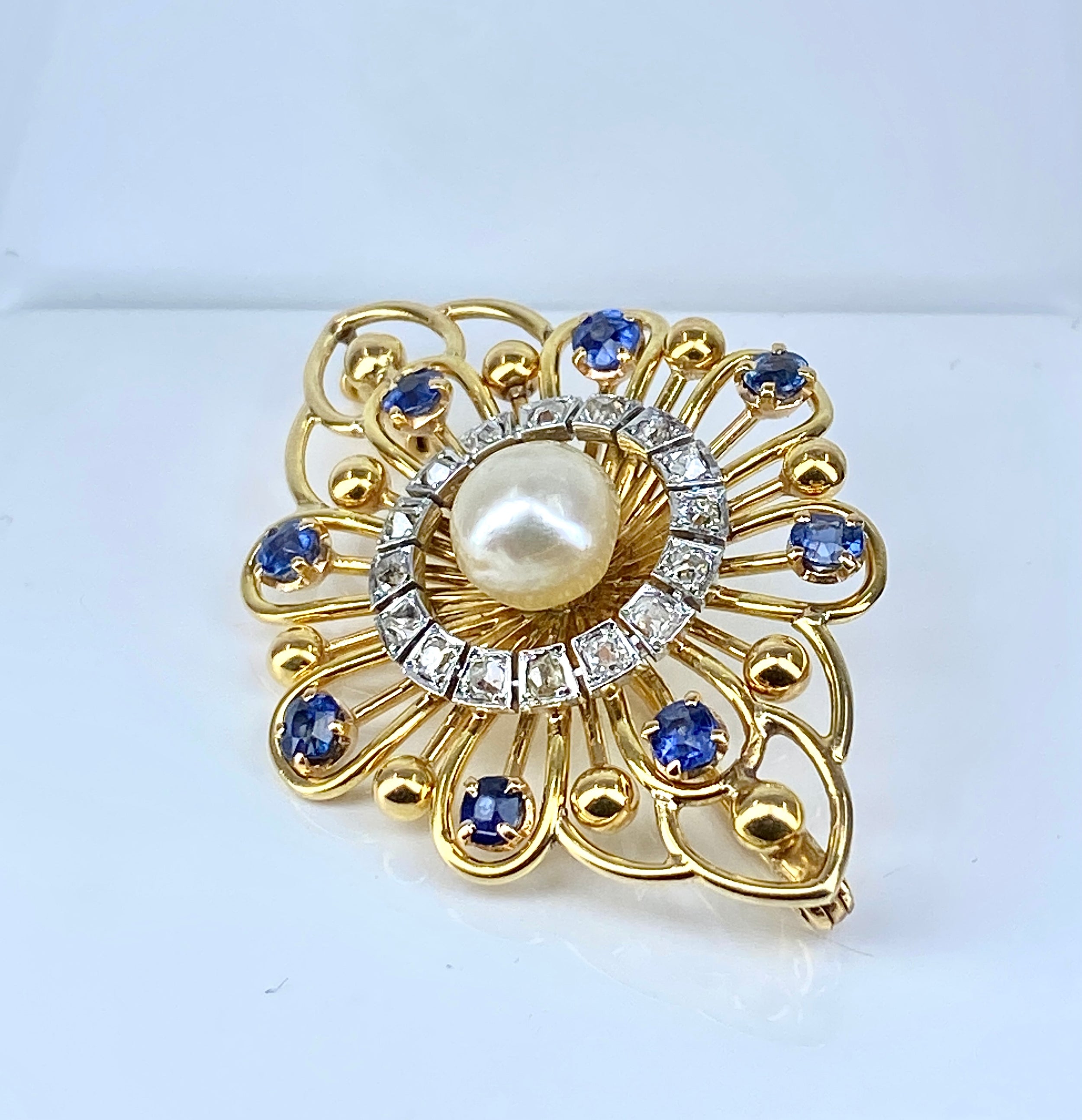 Broche en or, saphirs, perle et diamants