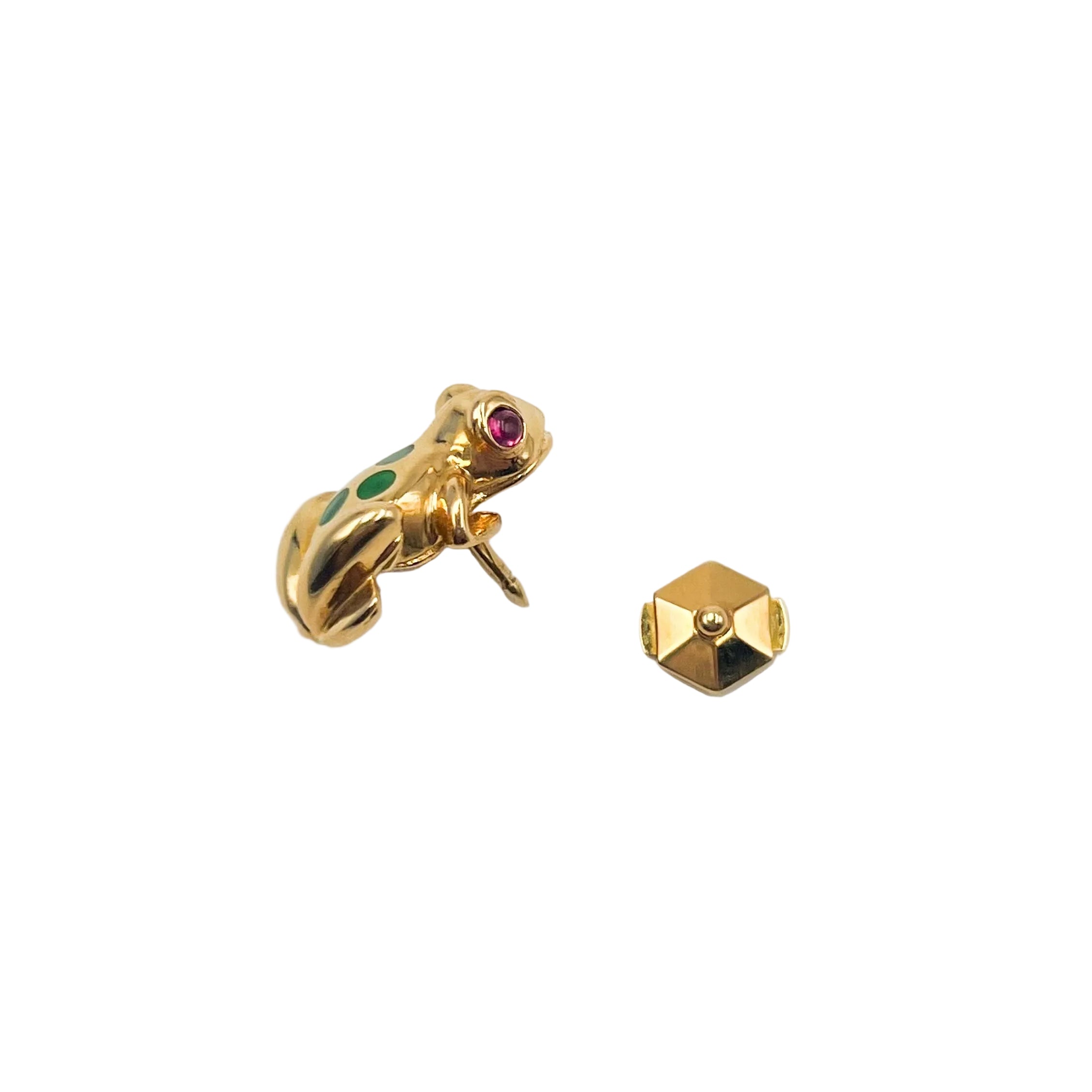 Broche Pin CARTIER "Grenouille" en or jaune, émail et rubis