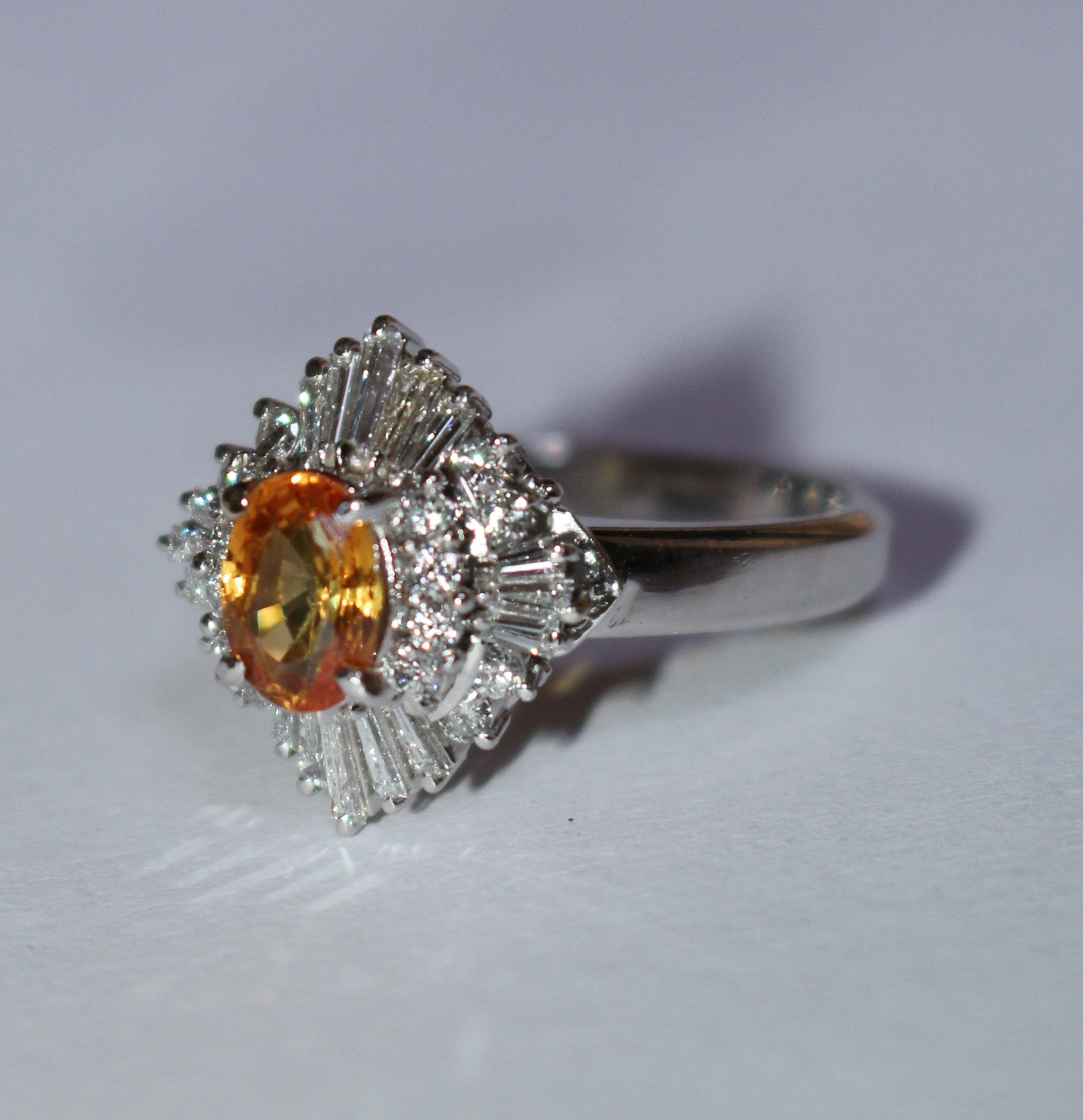 Bague Entourage en platine, saphir et diamants
