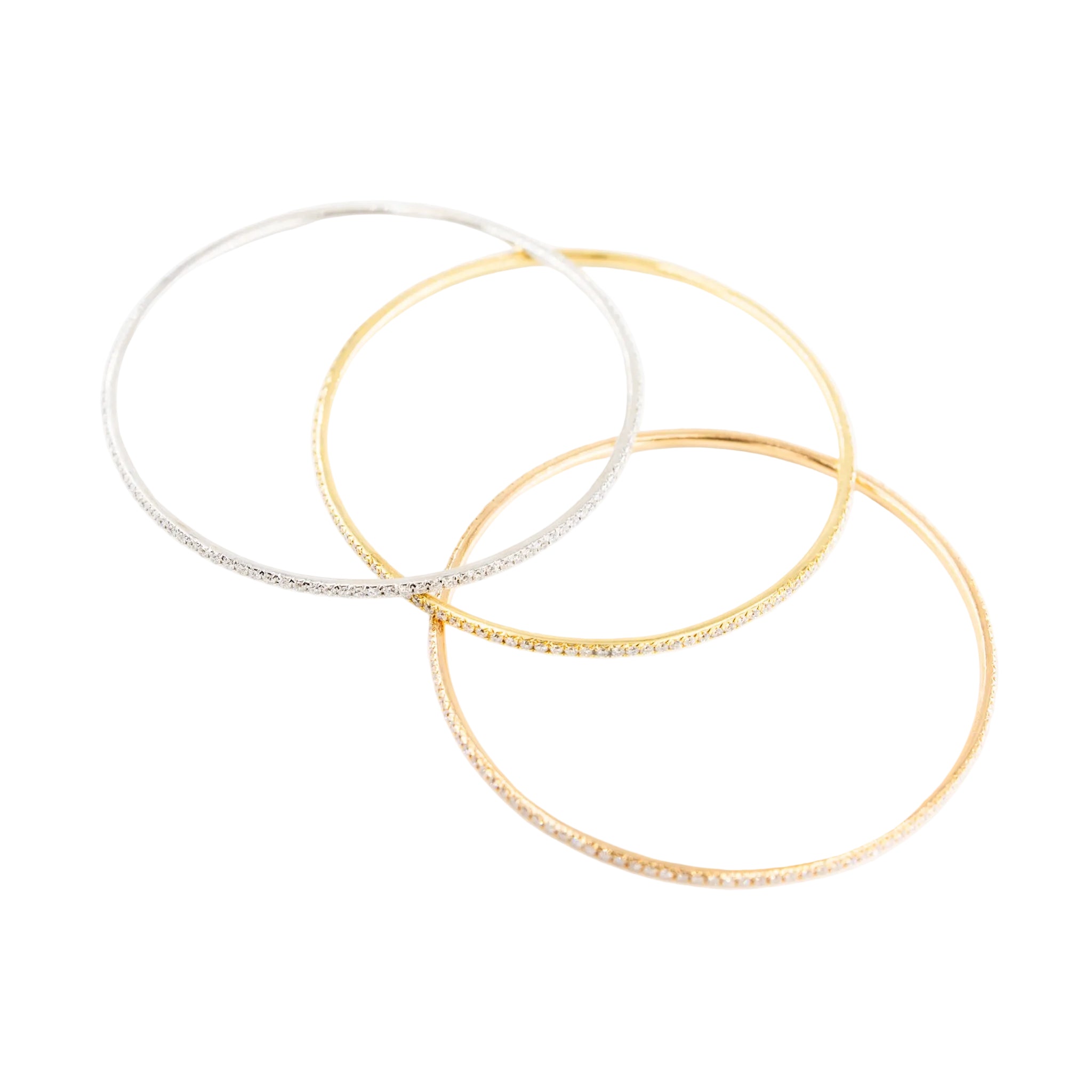 Trois bracelets Joncs en or blanc, or jaune, or rose et diamants