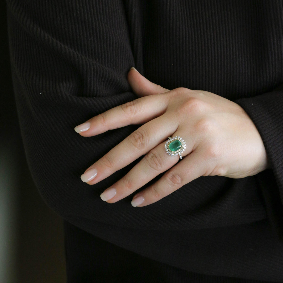 Bague Entourage en or blanc, or jaune, émeraude et diamants