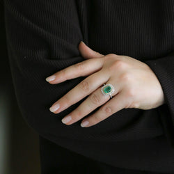 Bague Entourage en or blanc, or jaune, émeraude et diamants