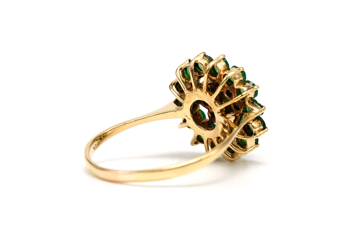 Bague Marguerite en or jaune, émeraudes et diamants