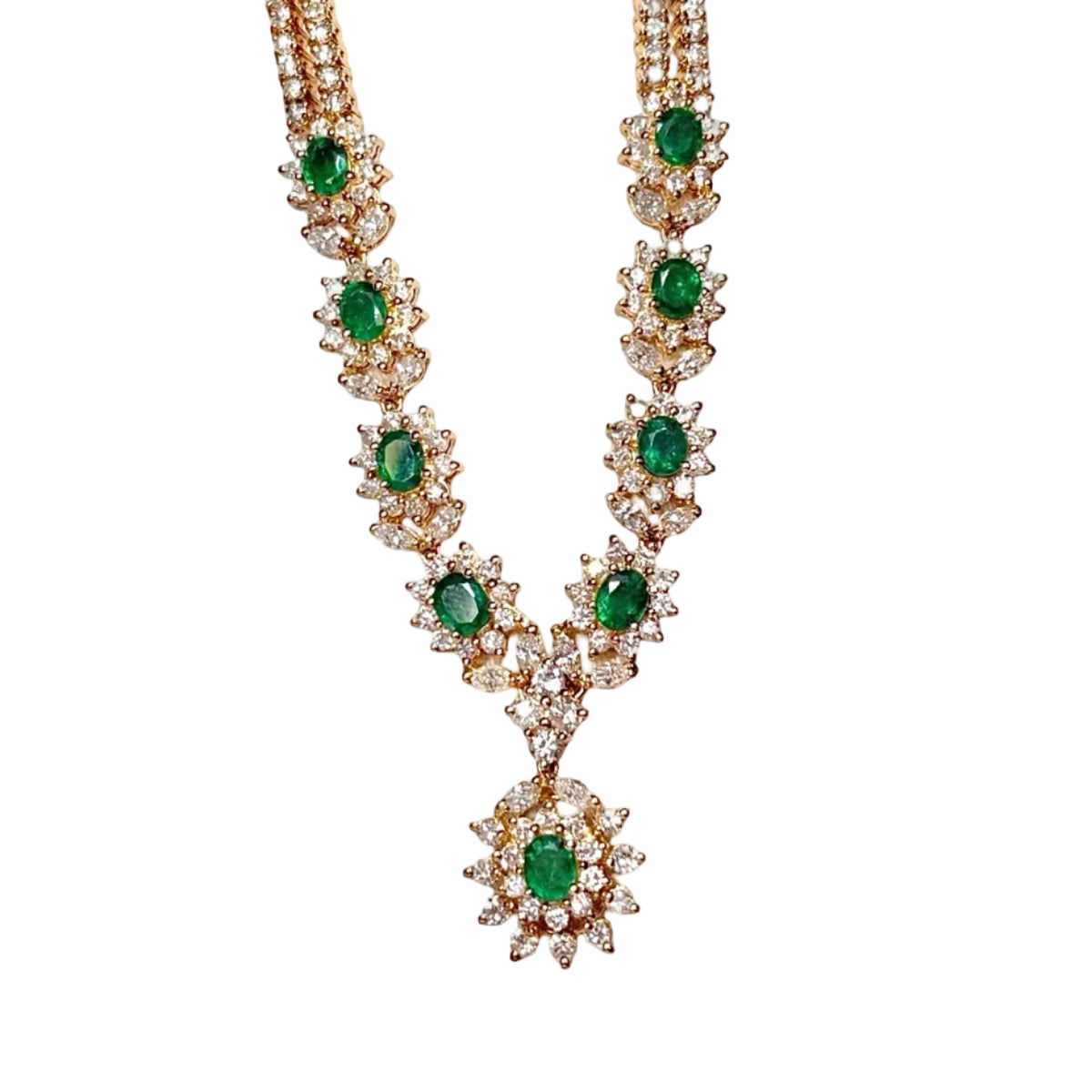 Collier en or jaune, émeraudes et diamants