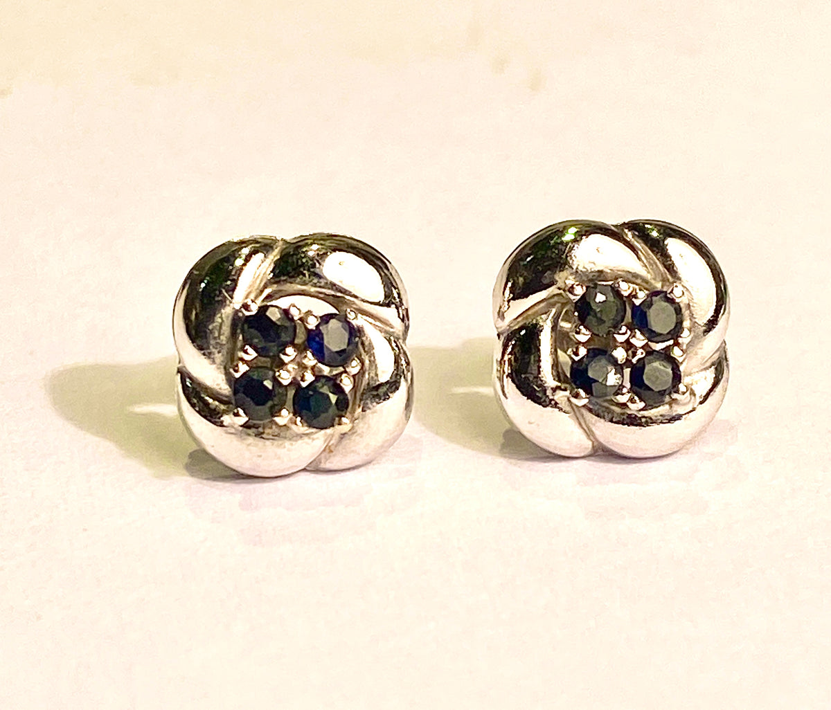 Boucles d'oreilles Puces en or blanc et saphirs
