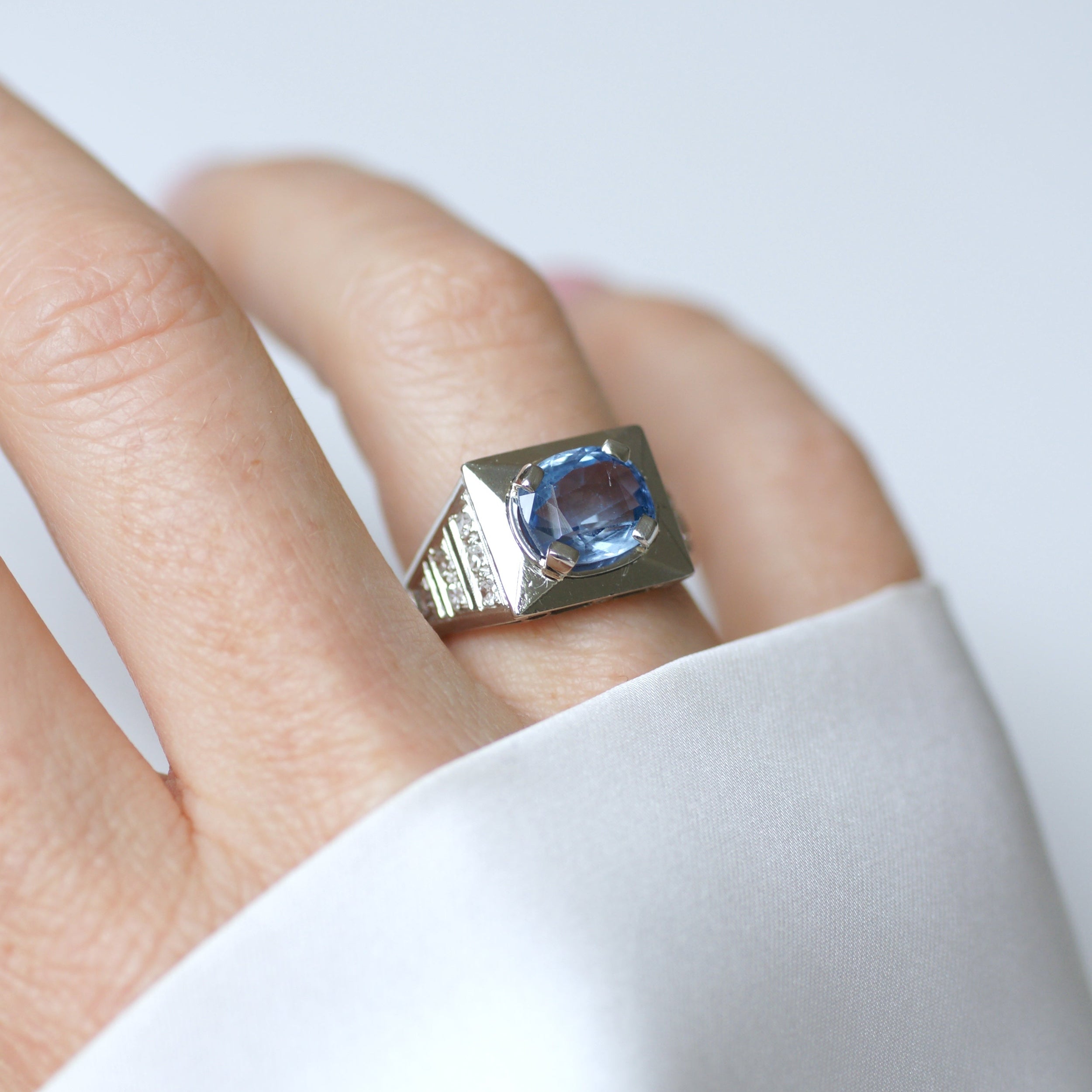 Bague Chevalière en platine, saphir et diamants